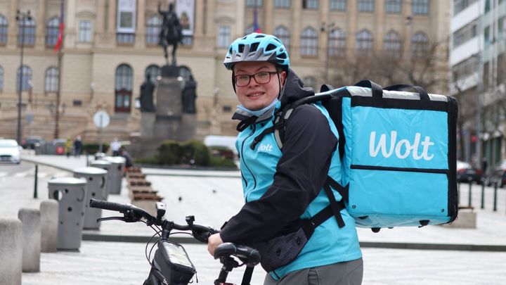 Dobře si vydělám a jezdím, kdy chci. Rozváželi jsme na kole jídlo se Šimonem; Zdroj foto: Radek Bartoníček