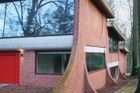 Dům Alsteens navrhl belgický architekt Renaat Braem v roce 1967. Je zasazen mezi stromy v obci Overijse, rezidenční oblasti s velkými rodinnými vilami, které jsou roztroušené po zalesněné krajině, píše ve své knize Adam Štech.