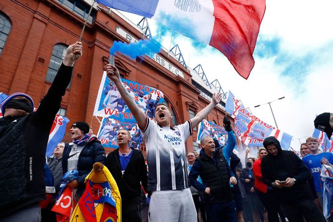 Fanoušci Glasgow Rangers slaví zisk 55. titulu ve skotské lize.