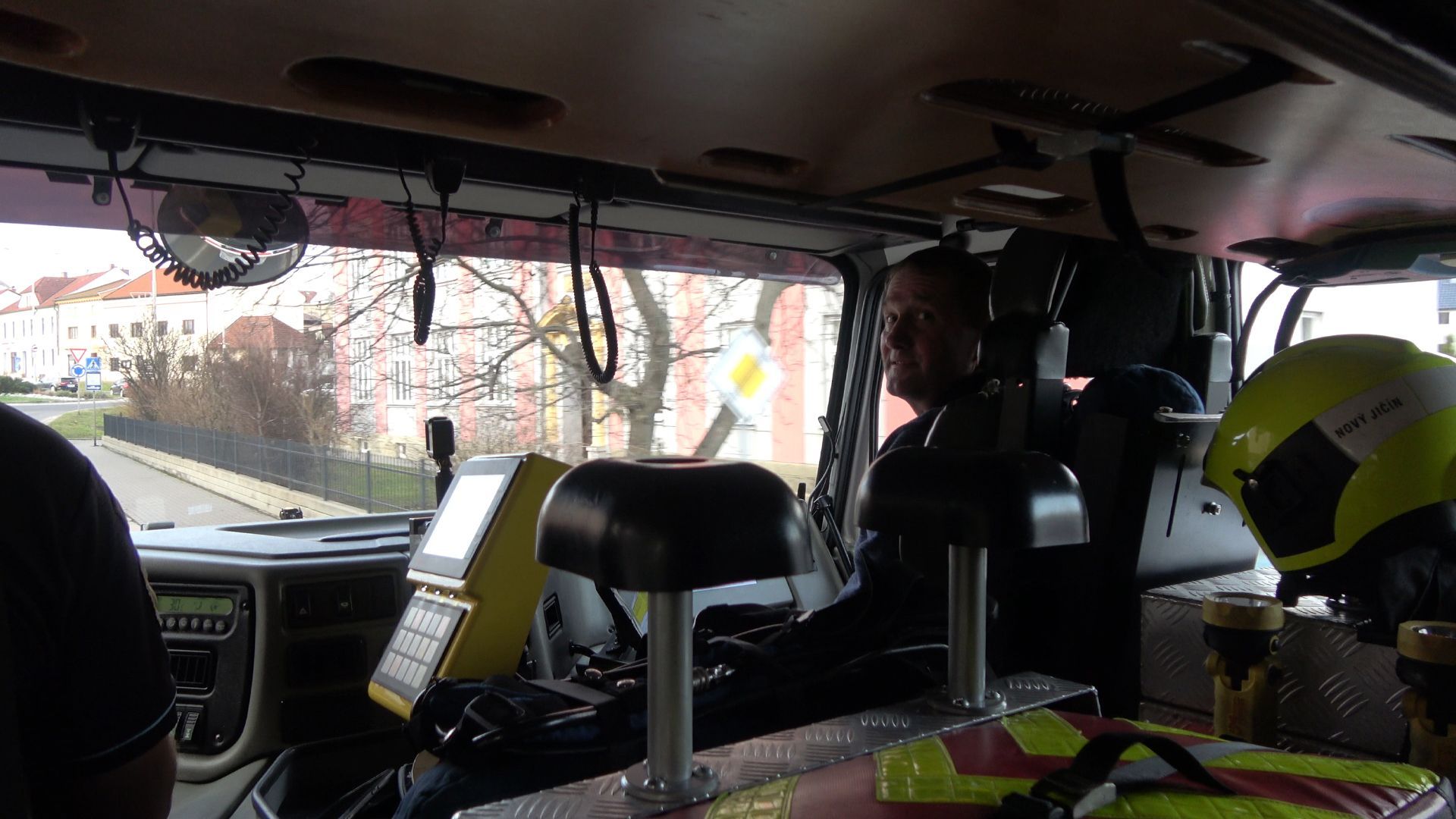 Hasič Vlastimil Kremel z Novojičínska zasahoval během dvaceti let téměř u dvou tisíc výjezdů. Snímky ho zachycují při práci. Nyní je vážně nemocný a přátelé pro něj uspořádali sbírku, aby mu pomohli.