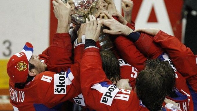 Ruští hokejisté si užívají s trofejí po finálové výhře nad Kanadou.