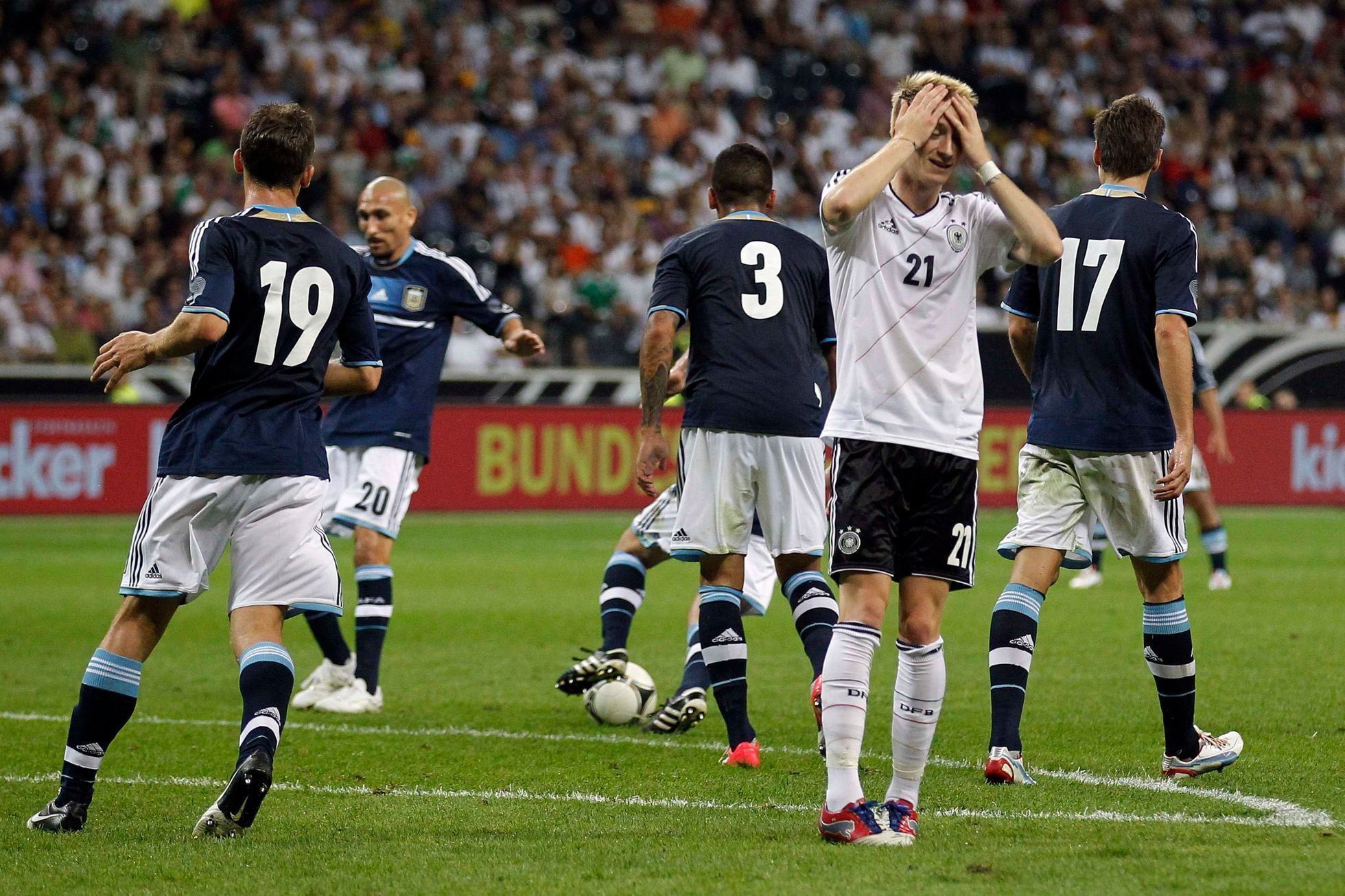 Německý útočník Marco Reus smutní po přátelském zápase s Argentinou