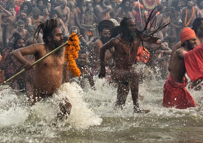 Naga Sadhus or Hindu Holymen take a dip during the first "Shahi Snan" (grand bath) at the ongoing "Kumbh Mela", or Pitcher Festival, in the northern Indian city of Allahabad January 14, 2013. Upwards of a million elated Hindu holy men and pilgrims took a bracing plunge in India's sacred Ganges river to wash away lifetimes of sins on Monday, in a raucous start to an ever-growing religious gathering that is already the world's largest. REUTERS/Ahmad Masood (INDIA - Tags: RELIGION SOCIETY) TEMPLATE OUT Published: Led. 14, 2013, 1:39 odp.