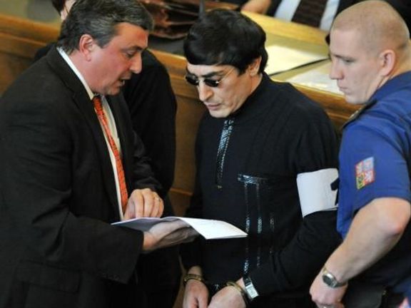 V řízení o podmíněním propuštění zastupuje Marka Dalíka advokát Martin Klimo (na snímku zcela vlevo s arménským kriminálním bossem Soghojanem).