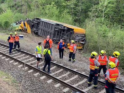 Českým drahám u Prahy ujel vlak. Bez strojvůdce, přes pět kilometrů než vykolejil