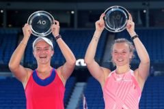 Zakletá australská finále. Na trofej nedosáhly Krejčíková se Siniakovou ani Bouzková