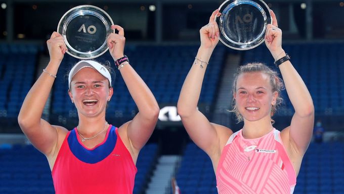 Barbora Krejčíková a Kateřina Siniaková s trofejemi pro poražené finalistky čtyřhry žen na letošním Australian Open