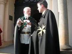 Poslední porada před začátkem ceremonie. Vlevo velkobailiv Aleš Bluma, napravo Thomas Piontek. Je asistentem velkokancléře.