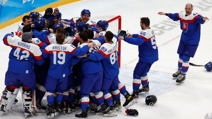 Radost hokejistů Slovenska po skončení duelu o bronz