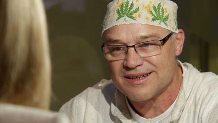 Dvořák: Nemocní nemají léky z konopí kvůli farmaceutickým firmám, politici o konopí lidem lžou