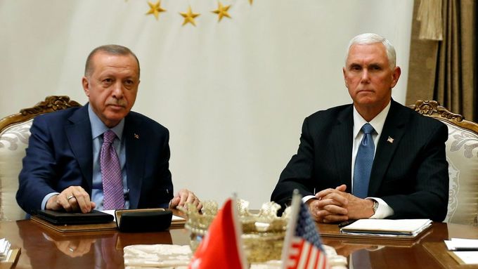 Turecký prezident Recep Tayyip Erdogan a americký viceprezident Mike Pence při jednání v Ankaře.