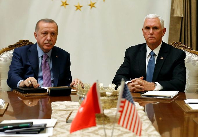 Turecký prezident Recep Tayyip Erdogan a americký viceprezident Mike Pence při jednání v Ankaře.