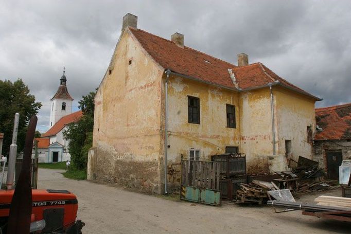 Faru v Pištíně nabízí Českobudějovické biskupství za 900 000 Kč. Pro obec, která by zde chtěla denní stacionář pro důchodce, to je moc.