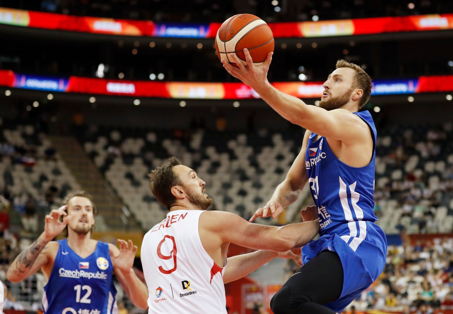 basketbal, MS 2019, Česko - Turecko, Martin Kříž útočí na turecký koš
