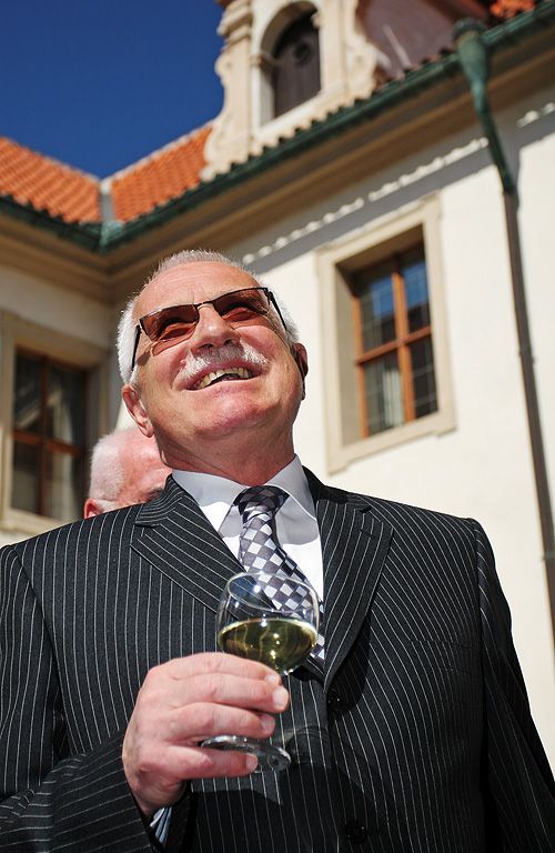 Prezident Václav Klaus na nádvoří Senátu