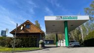 Aktuálně se syntetická nafta HVO100 čepuje na asi dvaceti pumpách v Česku. Běžní motoristé ji objevují pomalu, tankují ji hlavně velcí dopravci.