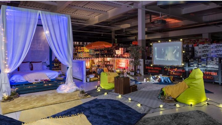 Večeře, kosmetika a kino. Lidl nabízí Irům možnost strávit noc v prázdné prodejně; Zdroj foto: Lidl Ireland