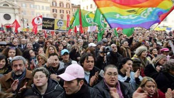 V Římě vyšly do ulic tisíce lidí.