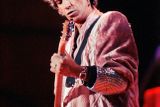 Kytarista Keith Richards při koncertu na Strahově, 1990.