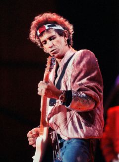 Kytarista Keith Richards při koncertu Rolling Stones na Strahově, srpen 1990.