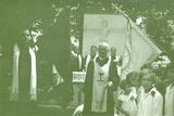 Slavnost rozvinutí Bílkem navržených praporů chýnovské náboženské obce. Vlevo v bohoslužebném taláru Bílkův syn František Jaromír, 1930.
