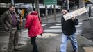 David Carnahan (L) looks over a rifle before buying it outside of the Seattle Police Department gun buyback event, as another buyer passes in Seattle, Washington January 26, 2013. Participants received up to a $100 gift card in exchange for working handguns, shotguns and rifles, and up to a $200 gift card for assault weapons. The event lasted from 9 a.m. until shortly after noon, after the event ran out of $80,000 worth of gift cards. REUTERS/Nick Adams (UNITED STATES - Tags: POLITICS CIVIL UNREST) Published: Led. 27, 2013, 12:48 dop.