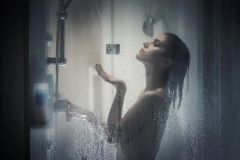 Lékařka upozorňuje: Močení ve sprše může vést k infekcím i problémům s ledvinami