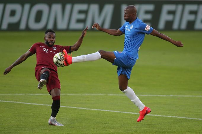 Guélor Kanga a Kamso Mara ve finále MOL Cupu Liberec - Sparta Praha