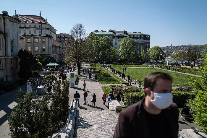 Jednorázové užití / Rok v pandemii s covidem