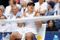 "Co tady ještě děláš?" Frustrovaná Šwiateková se pustila do hádky se známým novinářem