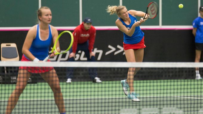 Kateřina Siniaková (vpravo) a Barbora Krejčíková v zápase Fed Cupu.