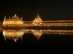 Zlatý chrám v Amritsaru, kde v roce 1984 stříleli indičtí vojáci. Exploze v ledadle byla pomstou sikhských radikálů.
