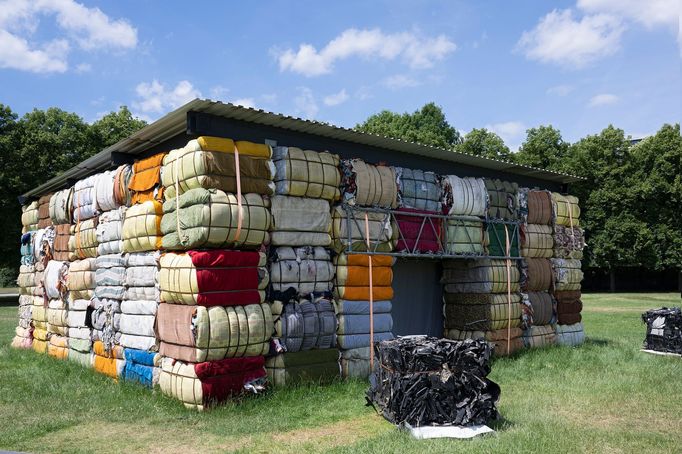 V barokním parku Karlsaue se nachází dystopická instalace od kolektivu The Nest z keňského Nairobi.