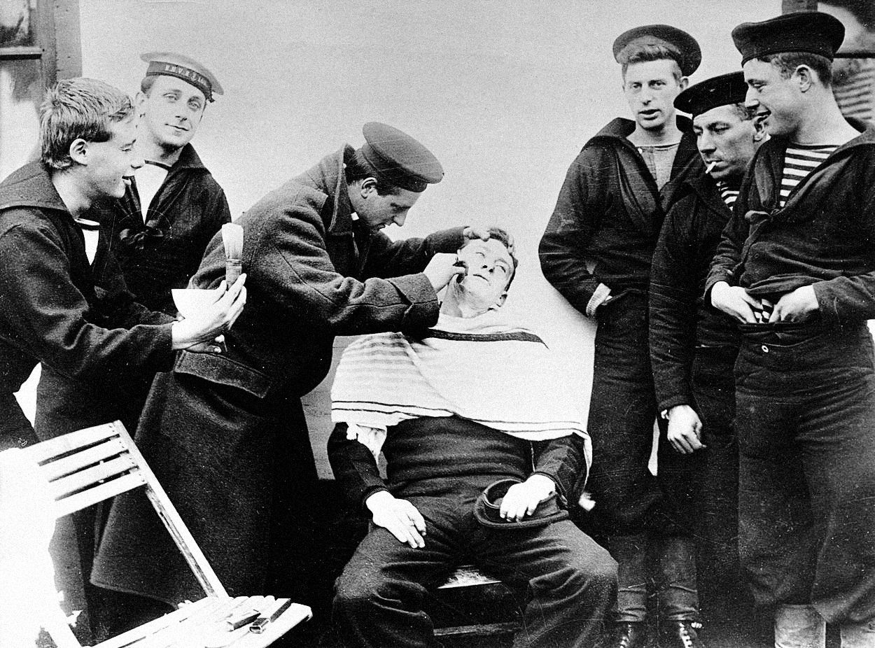 Jednorázové užití / Fotogalerie / Gillette / Před 120 lety požádal americký vynálezce King Camp Gillette o první patent na holicí strojek s vyměnitelnými čepelkami.