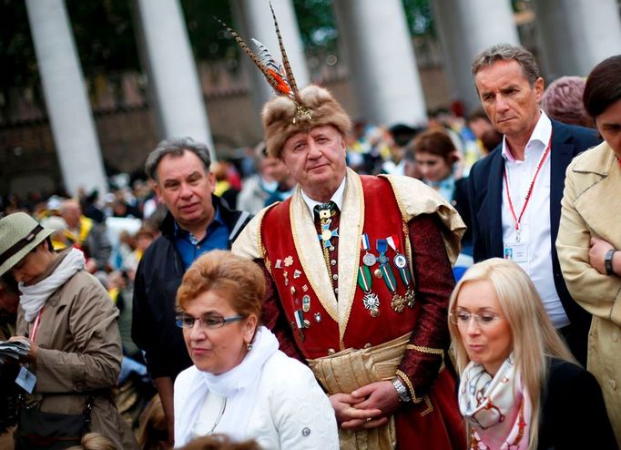 Desetitisíce lidí dnes brzy ráno zaplnily Svatopetrské náměstí ve Vatikánu, kde papež František prohlásí za svaté své dva předchůdce v čele katolické církve - Jana Pavla