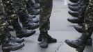 An officer (C) inspects the boots of recruits during a morning parade of an infantry unit based in Kiev October 15, 2012. REUTERS/Gleb Garanich (UKRAINE - Tags: MILITARY) Published: Říj. 15, 2012, 12:49 odp.