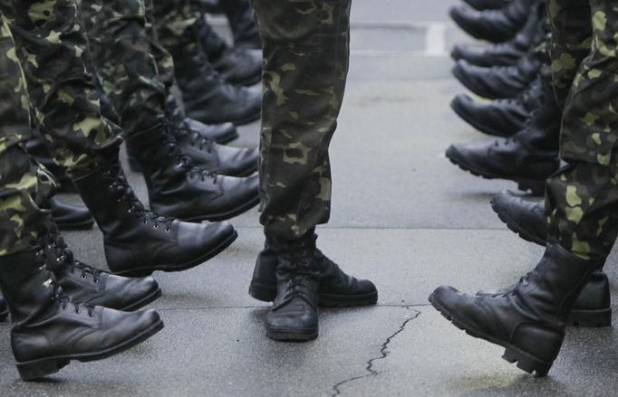 An officer (C) inspects the boots of recruits during a morning parade of an infantry unit based in Kiev October 15, 2012. REUTERS/Gleb Garanich (UKRAINE - Tags: MILITARY) Published: Říj. 15, 2012, 12:49 odp.