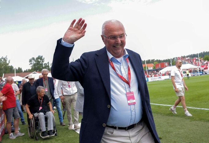 Soccer Football - Superettan - Degerfors IF v Utsiktens BK - Stora Valla, Degerfors, Sweden - June 1, 2024 Sven-Goran Eriksson waves to the fans befopre the match Kicki N