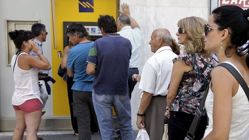 Fronty před bankomatem banky Piraeus na Krétě.