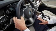 Nové BMW řady 5 je přímo nadité elektronikou a výbavou. Tedy pokud jste ochotni za ni vytáhnout navíc z peněženky opravdu velký obnos peněz. Kdo nedbá na plakátovou cenu „již od“, měl by se prokousat ceníkem, který má u tohoto vozu 31 stran. Na 27. najde položku 16 reproduktorů luxusní značky Bowers & Wilkins, která přijde na 125 996 korun. Snad ten zvuk bude stát za to.