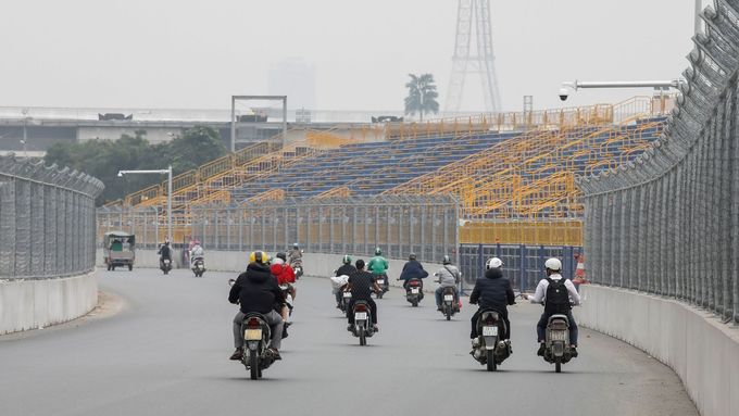 Po novém městském okruhu v Hanoji se zatím prohánějí jen místní na skútrech. Kdy se premiérová GP Vietnamu formule 1 pojede, je stále ve hvězdách.