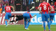 Šlágr je tady! První vzájemný zápas na podzim v Plzni skončil výhrou domácích 1:0. Rozhodla proměněná penalta Pavla Horvátha. Povede se Spartě odveta? A jak vypadá porovnání jednotlivých postů podle názoru Aktuálně.cz? Podívejte se.