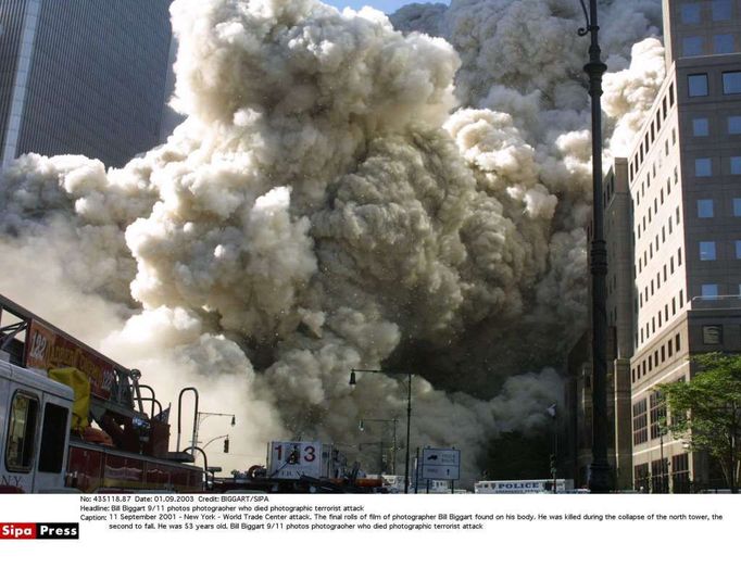 Snímek z 11. září 2011, který pořídil fotoreportér Bill Biggart krátce před svou smrtí. Zemřel totiž pod troskami druhé budovy WTC.