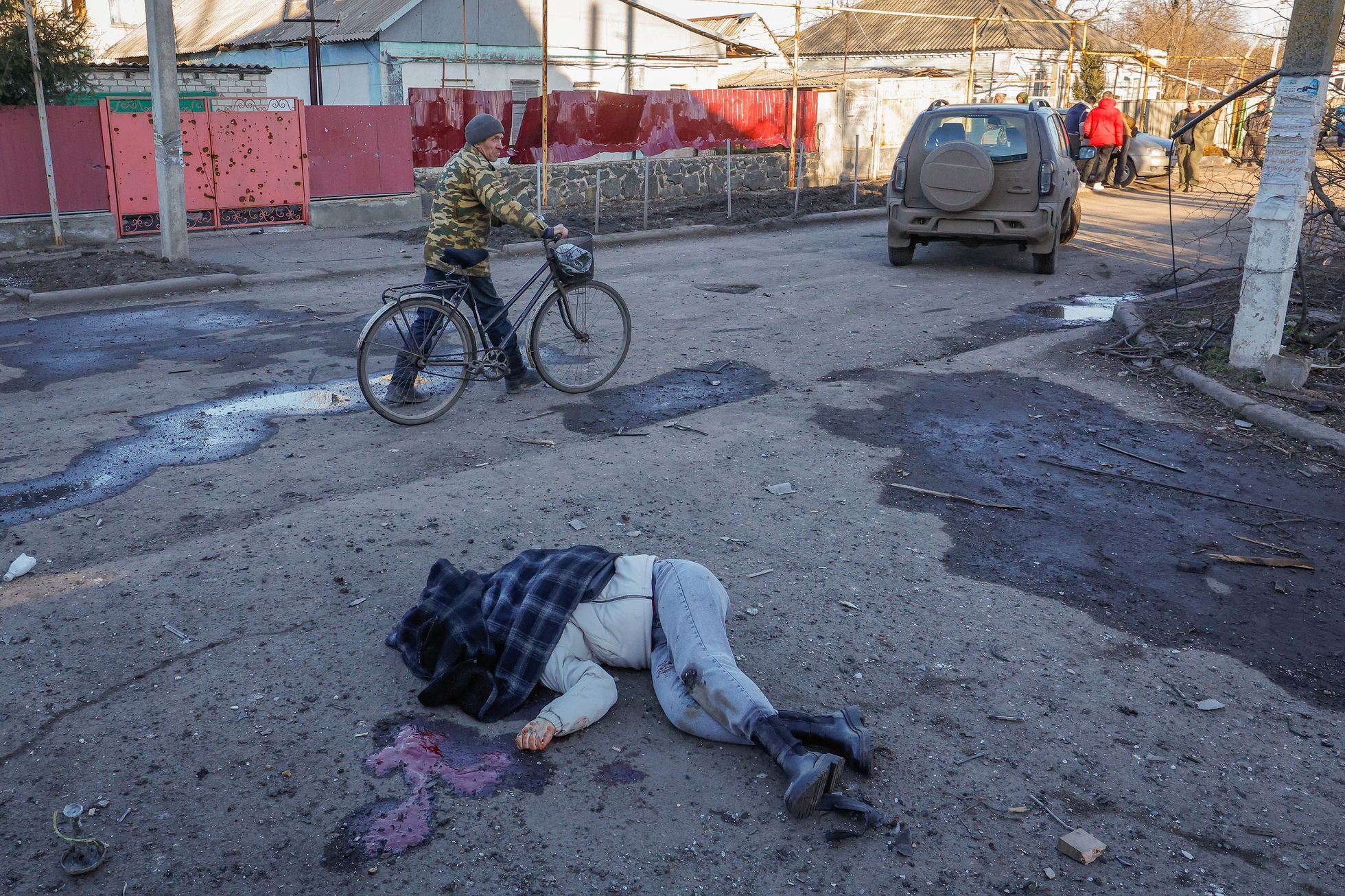 Následky ostřelování města Volnovacha na východě Ukrajiny.