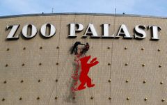 Dělníci už umístili logo Berlinale na budovu kina Zoo Palast.