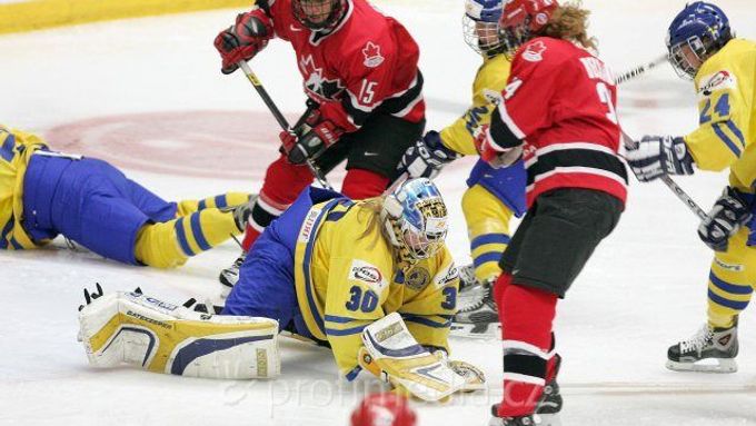 Snímek z utkání hokejistek Švédska a Kanady.