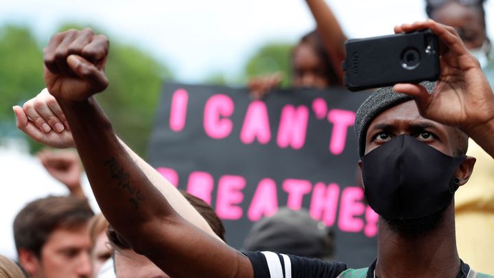 Není možné přesně určit způsob smrti černocha George Floyda, tvrdí obhajoba policisty; Zdroj foto: Reuters