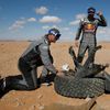 Stéphane Peterhansel při opravě svého Audi v první etapě Rallye Dakar 2022