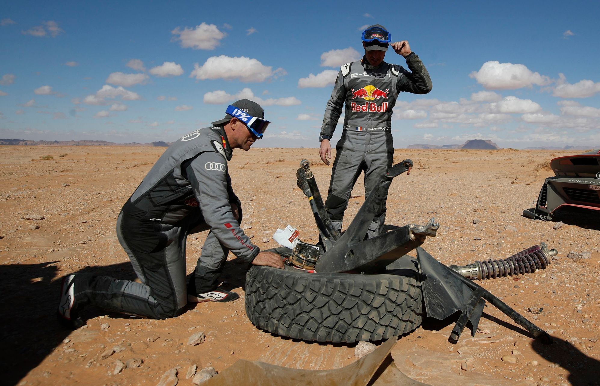 Stéphane Peterhansel při opravě svého Audi v první etapě Rallye Dakar 2022