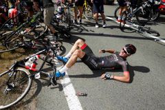 Čtyřicet cyklistů se vážně zranilo, při sjezdu narazili do zídky